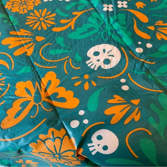 Tablecloth - Picture 3 of 6